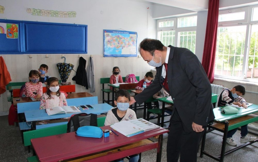 Kayseri'de okullarda ders zili çaldı! Okullar öğrencilere hasret kalmış