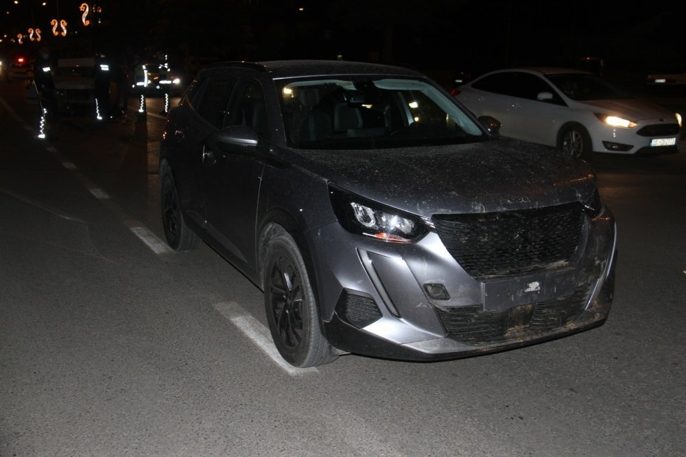 Sen istediğin kadar dikkat et! Konya'da lambada bekleyen yepyeni araca arkadan çarptılar