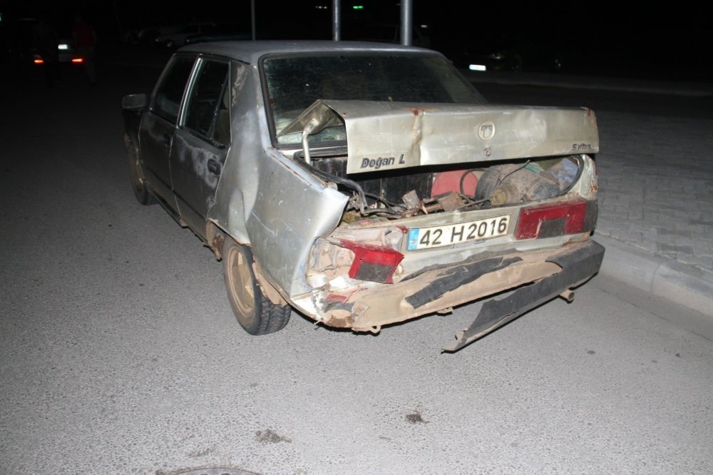 Sen istediğin kadar dikkat et! Konya'da lambada bekleyen yepyeni araca arkadan çarptılar