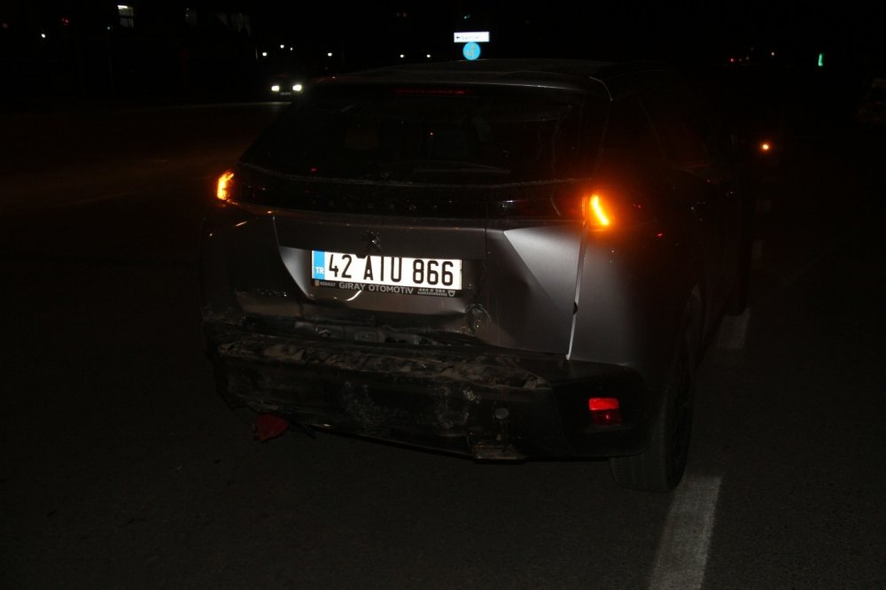 Sen istediğin kadar dikkat et! Konya'da lambada bekleyen yepyeni araca arkadan çarptılar