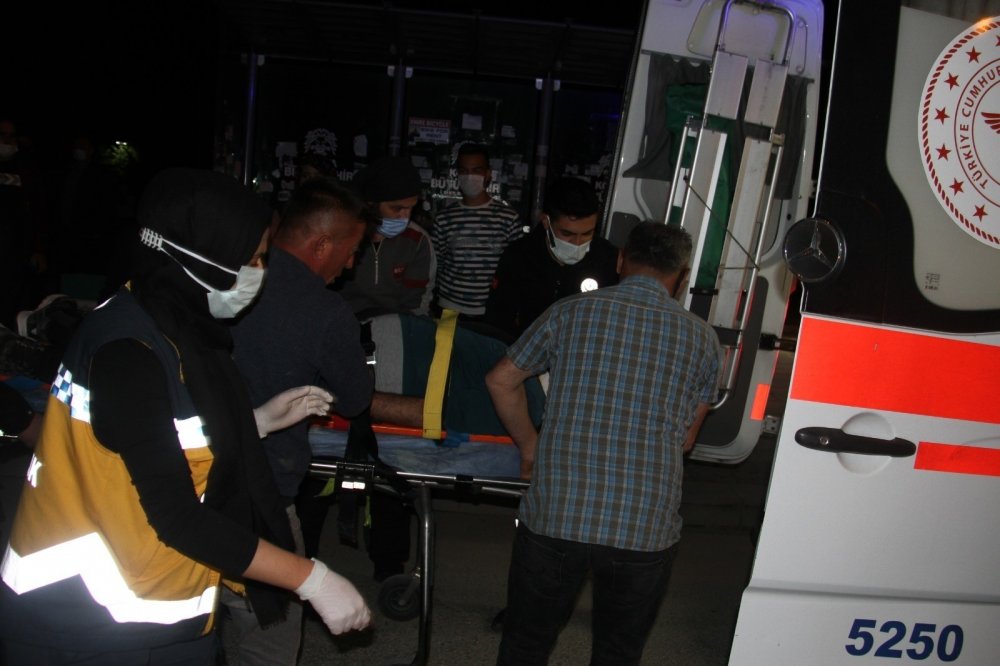 Sen istediğin kadar dikkat et! Konya'da lambada bekleyen yepyeni araca arkadan çarptılar