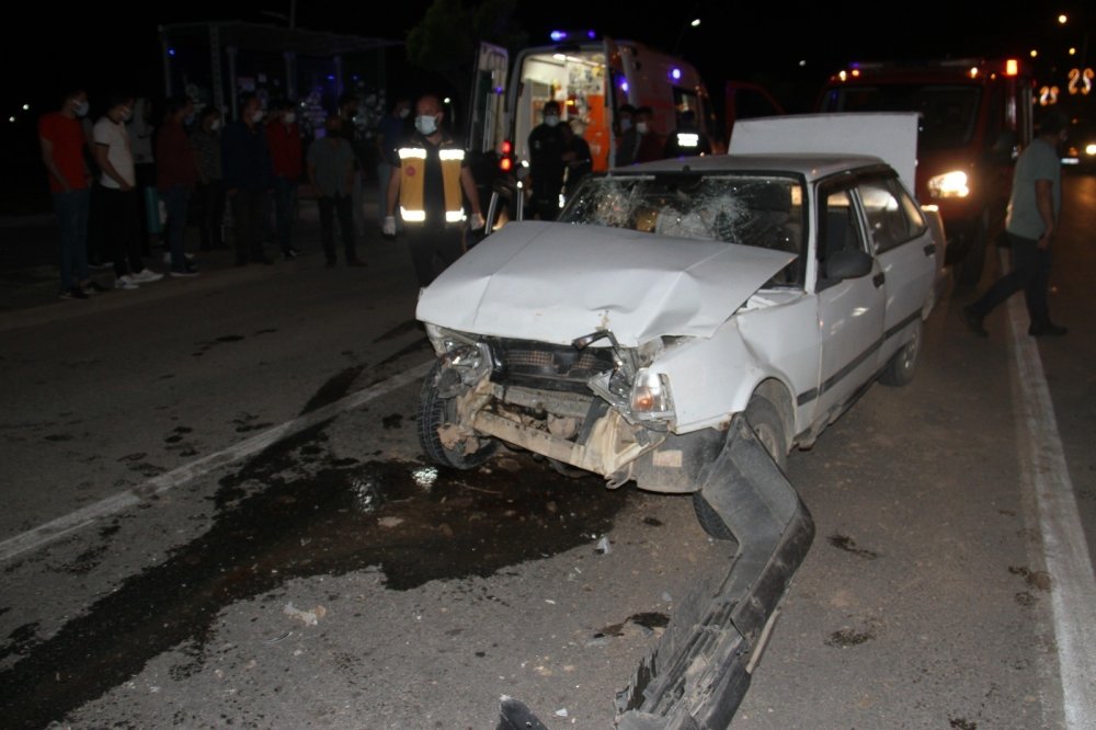 Sen istediğin kadar dikkat et! Konya'da lambada bekleyen yepyeni araca arkadan çarptılar