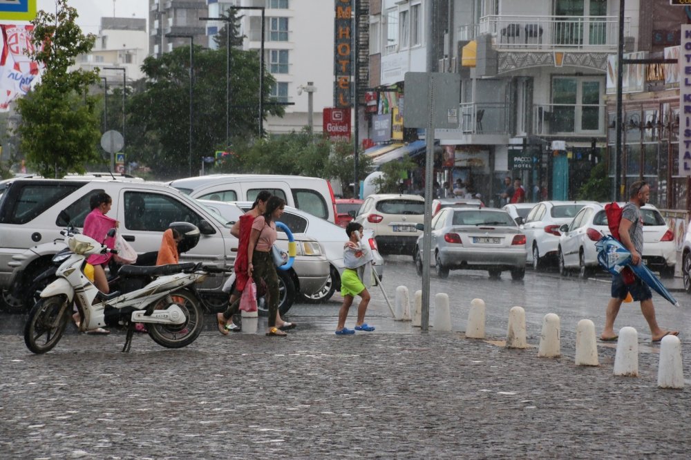 Antalya'yı sağanak vurdu Konyaaltı'ndaki tatilciler kaçacak yer aradı