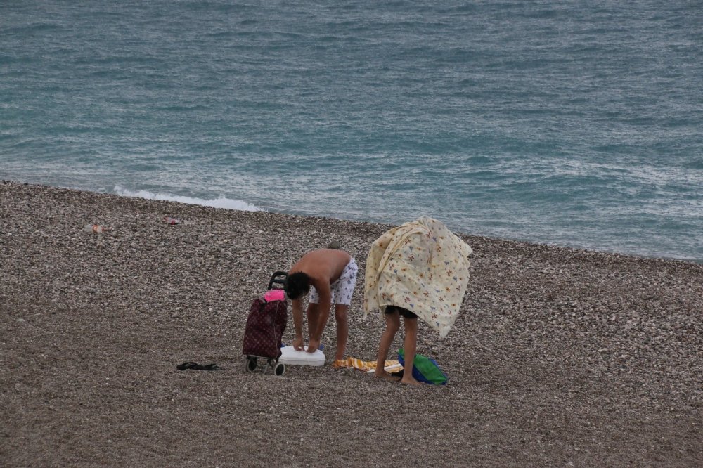 Antalya'yı sağanak vurdu Konyaaltı'ndaki tatilciler kaçacak yer aradı