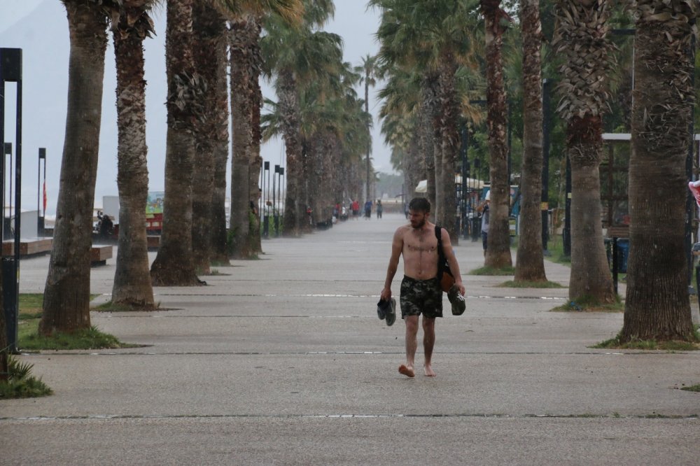 Antalya'yı sağanak vurdu Konyaaltı'ndaki tatilciler kaçacak yer aradı