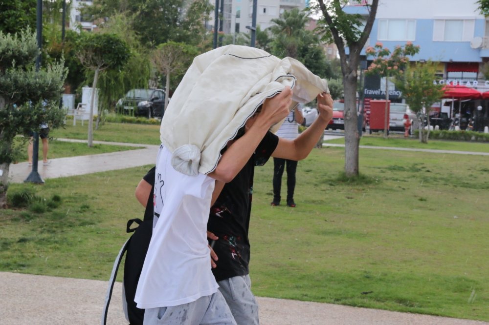 Antalya'yı sağanak vurdu Konyaaltı'ndaki tatilciler kaçacak yer aradı