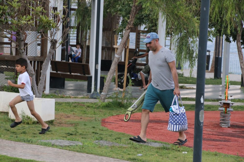 Antalya'yı sağanak vurdu Konyaaltı'ndaki tatilciler kaçacak yer aradı