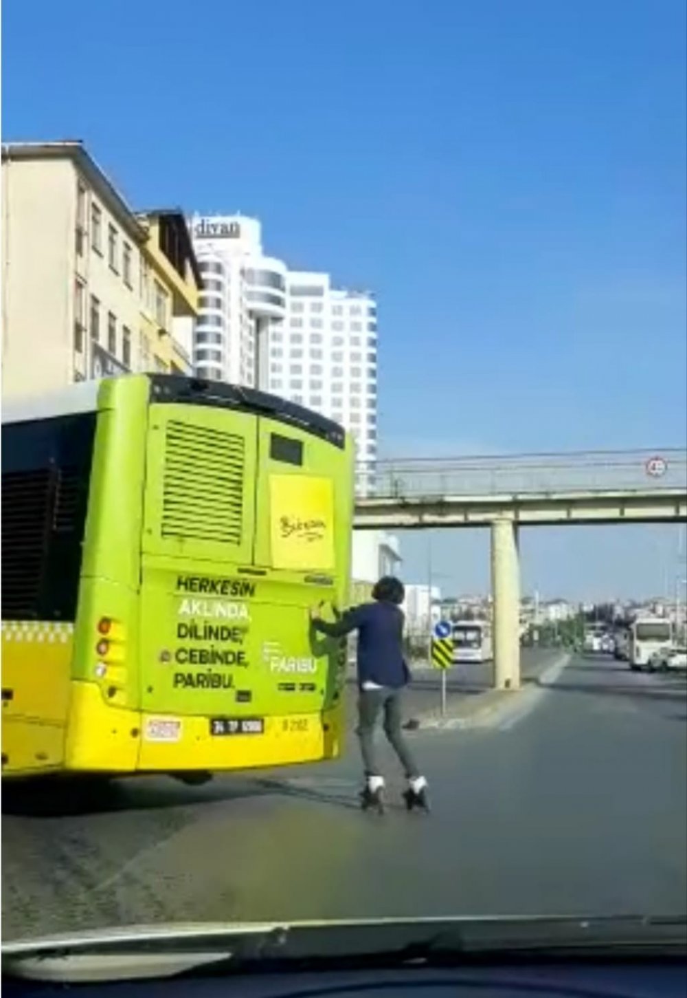 İstanbul bu genci konuşuyor! Otobüsün arkasında patenli yolculuk kamerada