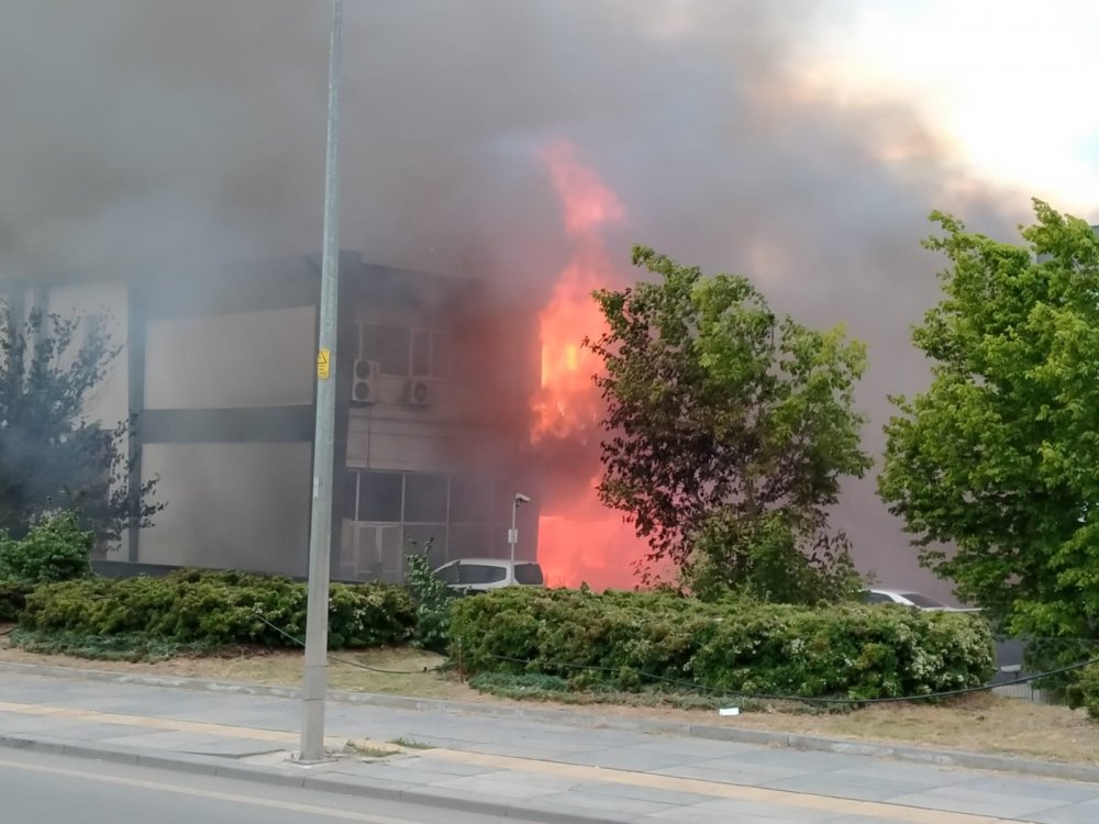 Ankara'daki iş merkezi yangını 7 saatte kontrol altına alındı