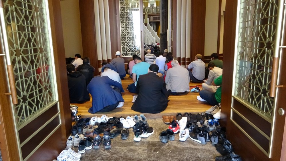 Cuma namazında Taksim Camii'ne akın ettiler