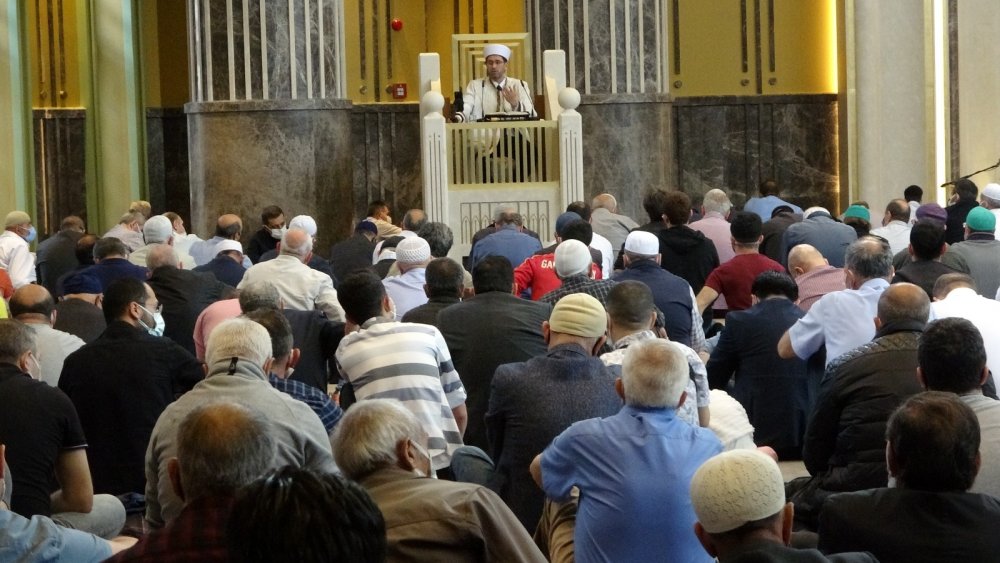 Cuma namazında Taksim Camii'ne akın ettiler