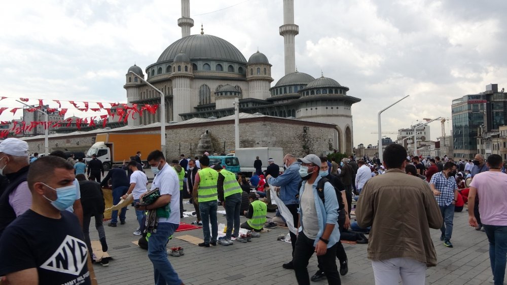 Cuma namazında Taksim Camii'ne akın ettiler