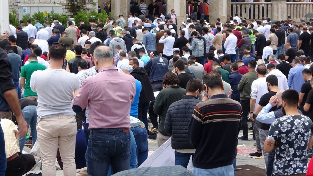 Cuma namazında Taksim Camii'ne akın ettiler