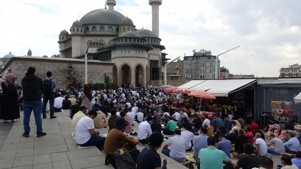 Cuma namazında Taksim Camii'ne akın ettiler