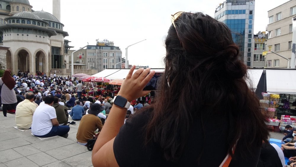 Cuma namazında Taksim Camii'ne akın ettiler
