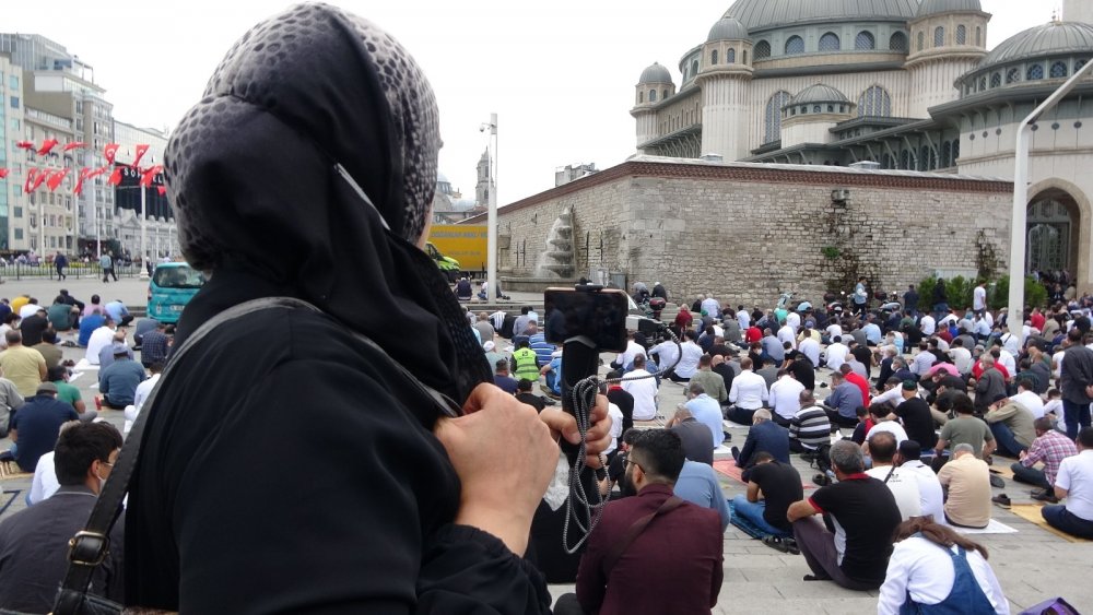 Cuma namazında Taksim Camii'ne akın ettiler