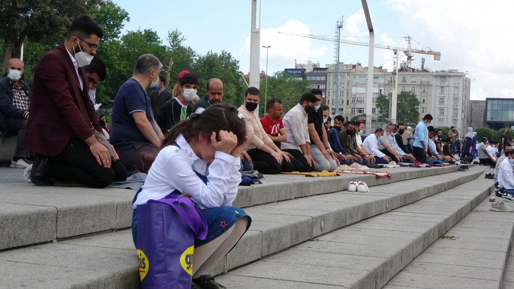 Cuma namazında Taksim Camii'ne akın ettiler
