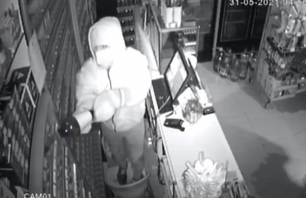 Duvarı delip kuyumcu soyan hırsız girdiği markette öyle bir şey yaptı ki!..