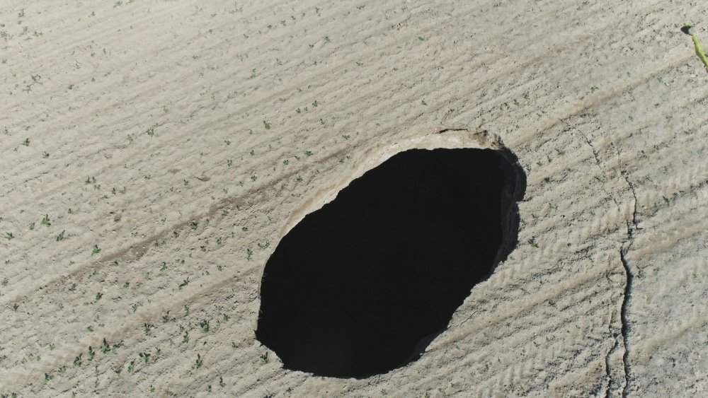 Konya Karapınar'dan sonra bir ilçede daha obruk oluştu! Bölge halkı panikte