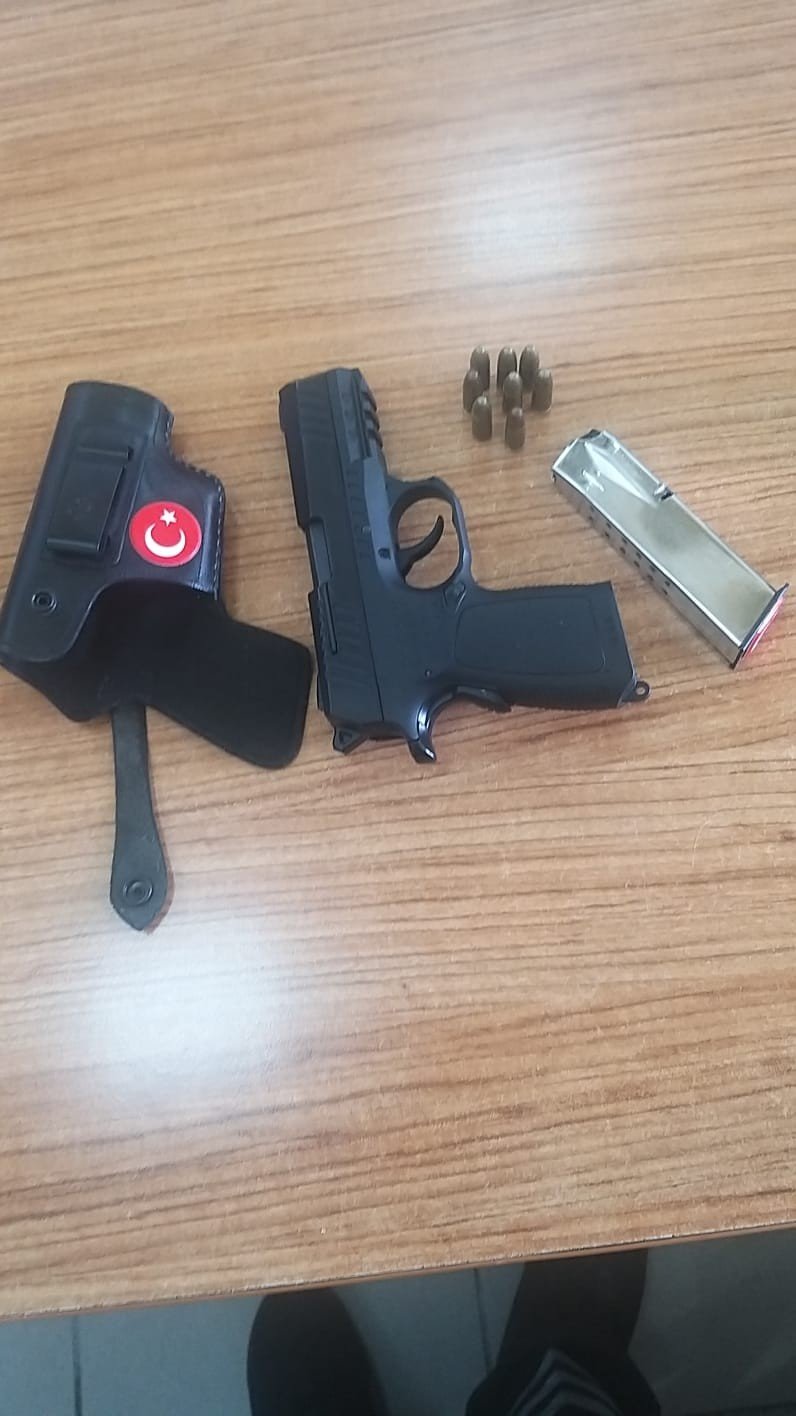 Otogar yolcu girişinde ruhsatsız silah ve mermilerle yakalandı