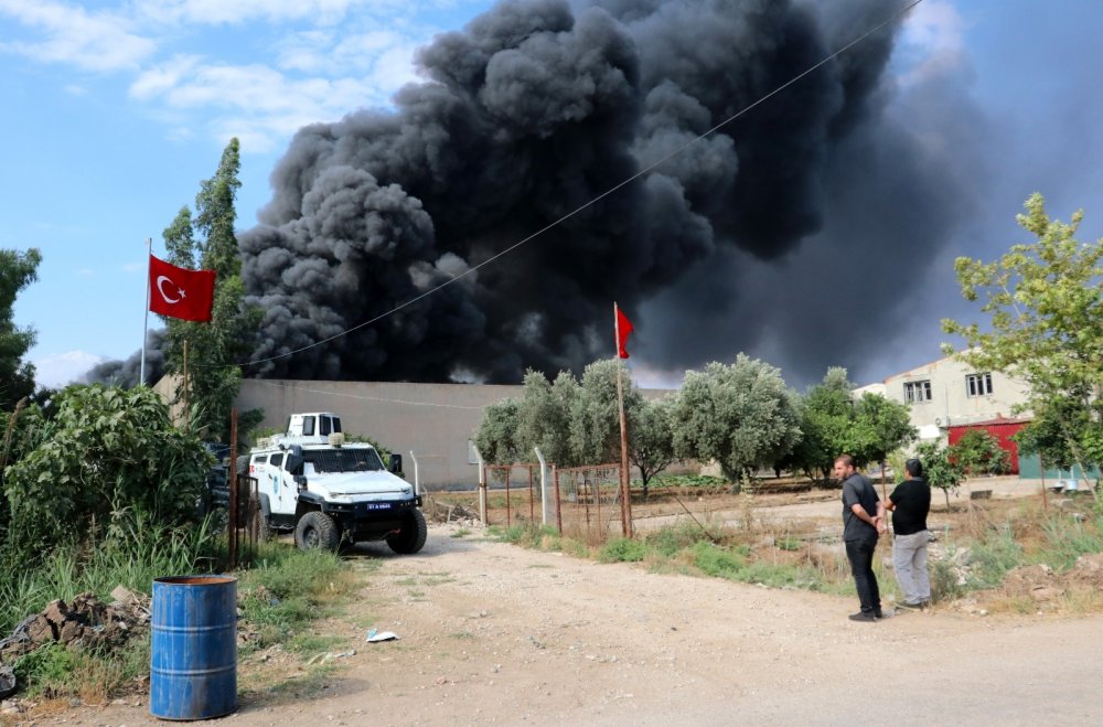 Adana'da yangın! Plastik geri dönüşüm fabrikası alev alev yanıyor