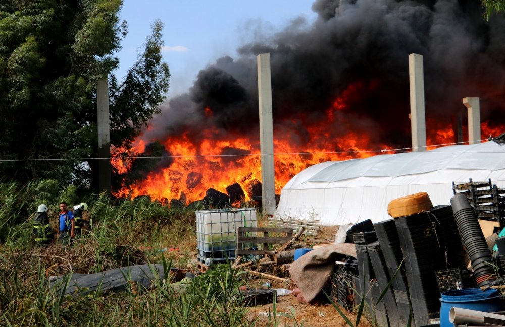 Adana'da yangın! Plastik geri dönüşüm fabrikası alev alev yanıyor