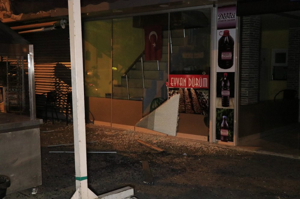 Kebapçıya kalaşnikof ve tabancalı saldırı! Camı çerçeveyi indirdiler