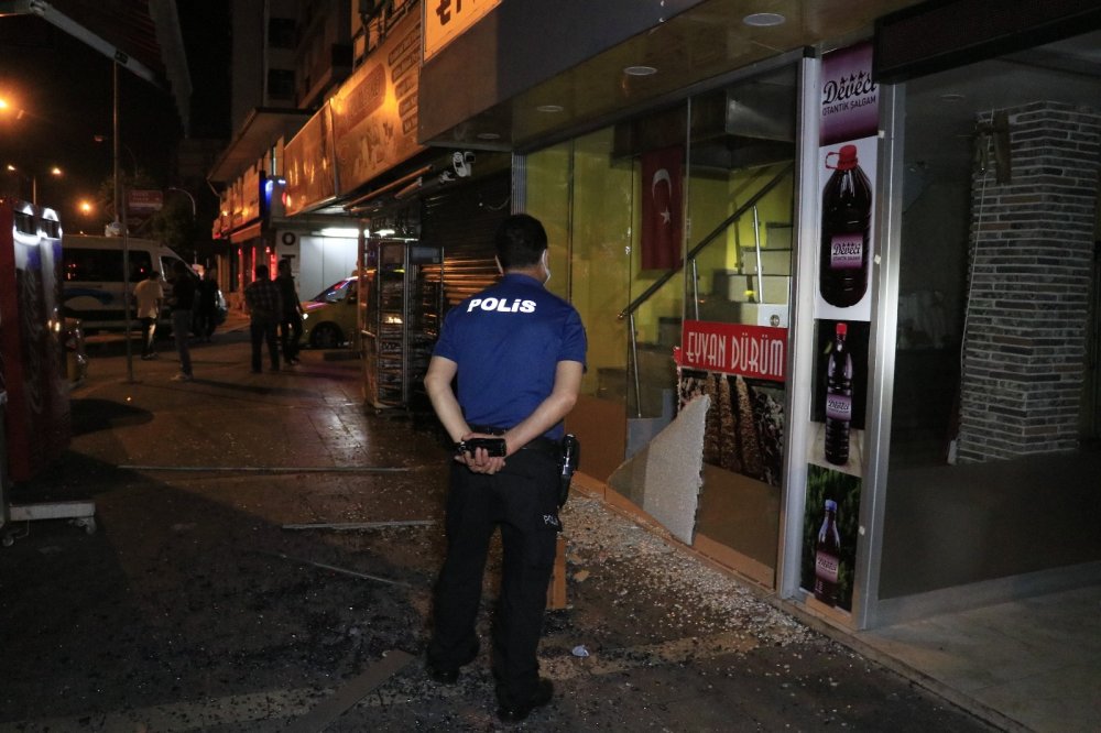 Kebapçıya kalaşnikof ve tabancalı saldırı! Camı çerçeveyi indirdiler