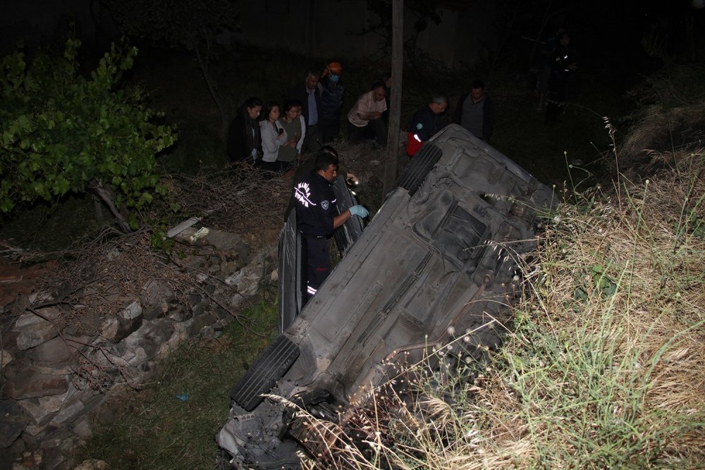 Konya plakalı otomobil Kula'da bariyerleri aşarak uçuruma düştü! 3 ağır yaralı