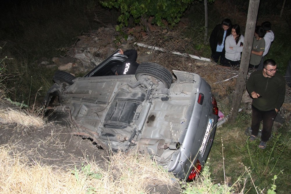 Konya plakalı otomobil Kula'da bariyerleri aşarak uçuruma düştü! 3 ağır yaralı