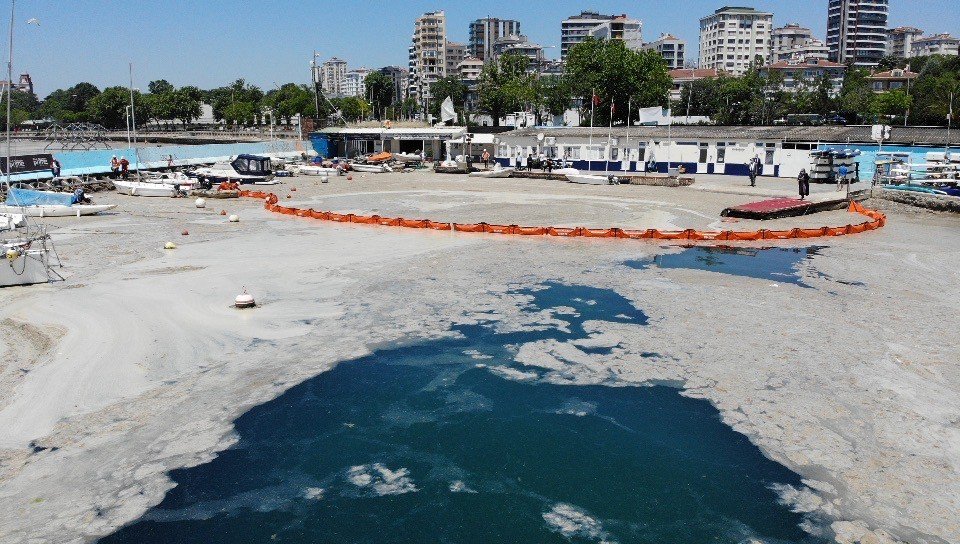 Bakanlık müsilaj temizliğine başladı! Kütle halinde tanklara dolduruldu
