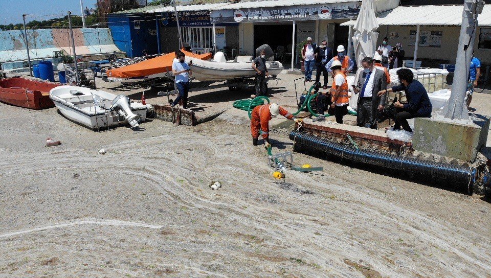 Bakanlık müsilaj temizliğine başladı! Kütle halinde tanklara dolduruldu