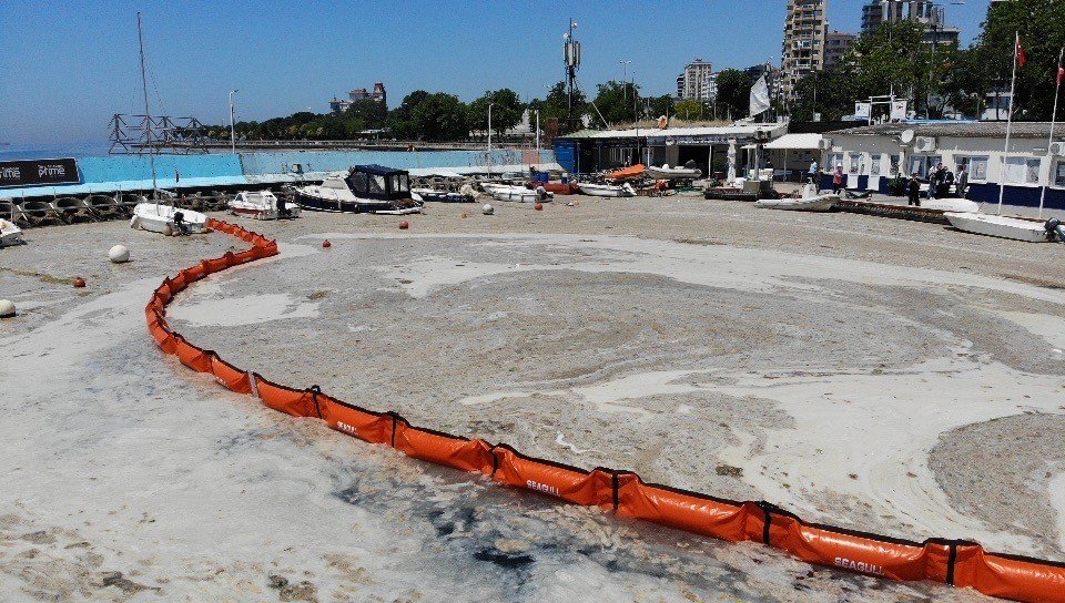 Bakanlık müsilaj temizliğine başladı! Kütle halinde tanklara dolduruldu