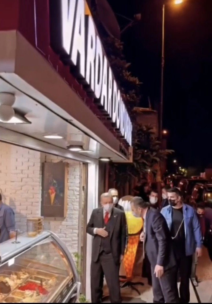 Cumhurbaşkanı Erdoğan vatandaşlara dondurma ısmarladı