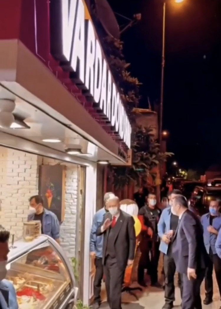 Cumhurbaşkanı Erdoğan vatandaşlara dondurma ısmarladı
