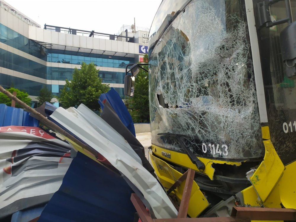İETT otobüsü metro inşaatına daldı