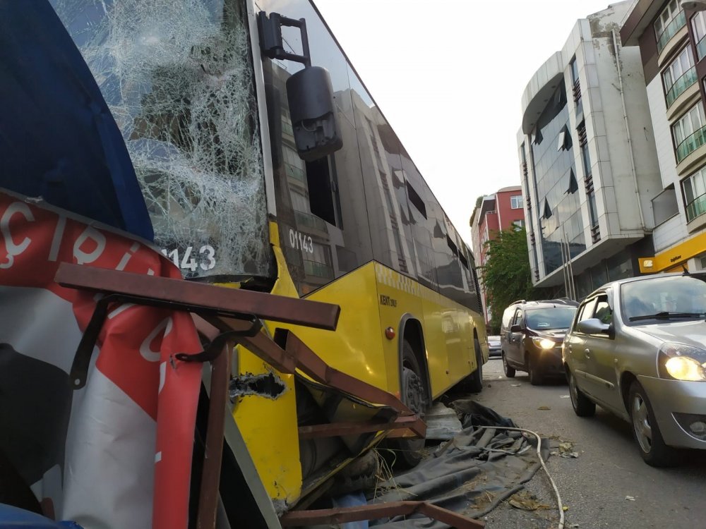 İETT otobüsü metro inşaatına daldı
