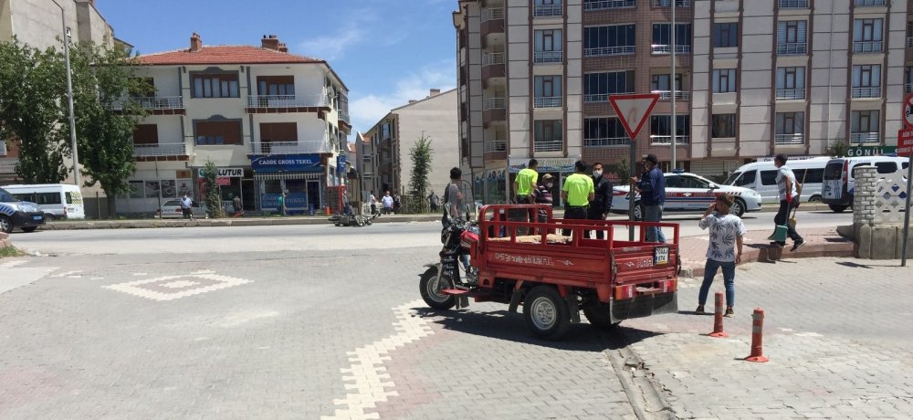 Konya'da elektrikli bisiklet triportörle çarpıştı! 2 yaralı