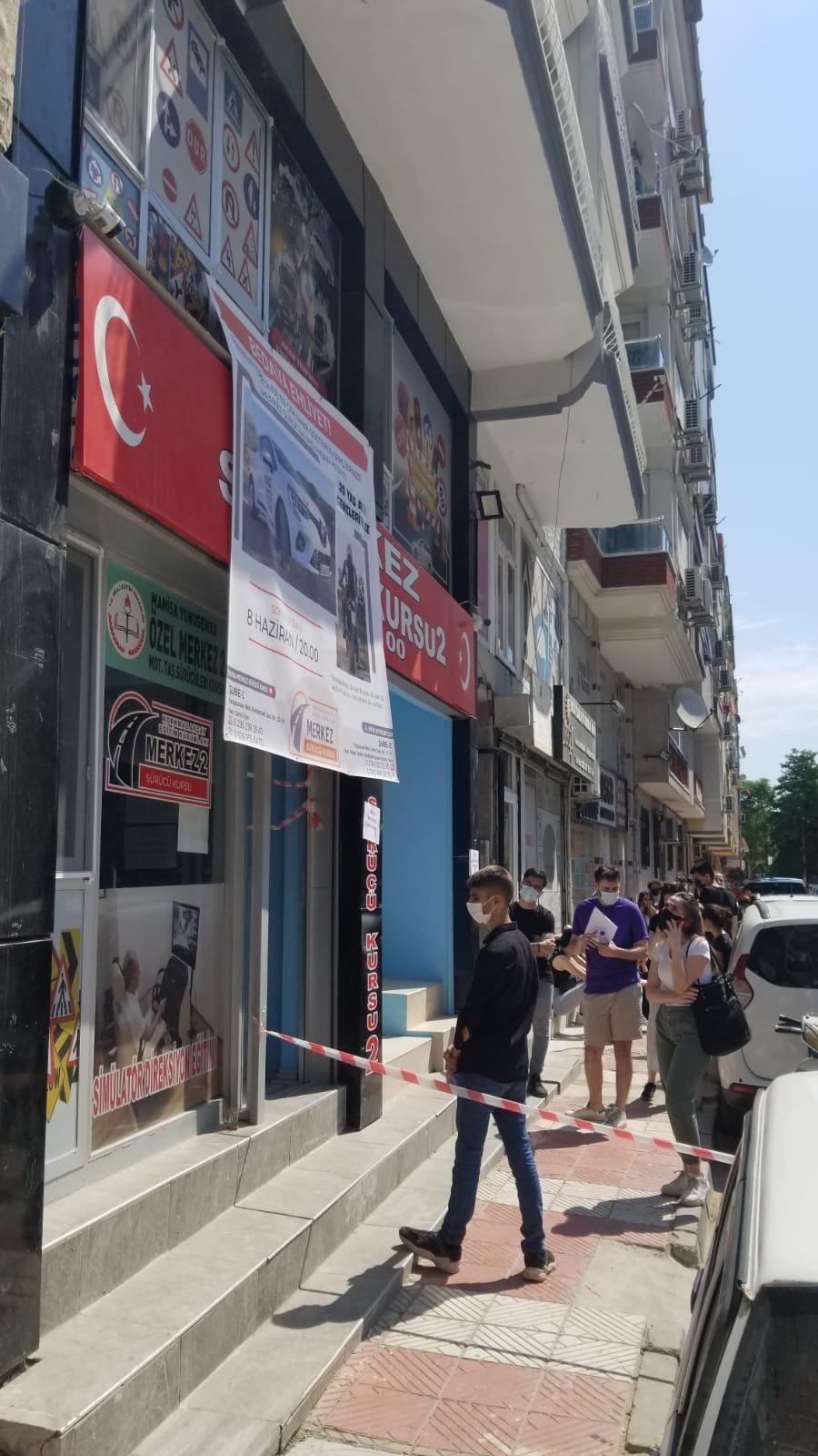 Yeni şubesinde gençlere bedava kayıt yapan sürücü kursu önünde uzun kuyruk oluştu