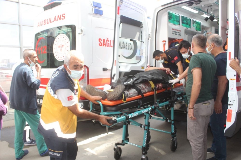 Adıyaman'da iki otomobil kafa kafaya çarpıştı! 3 yaralı