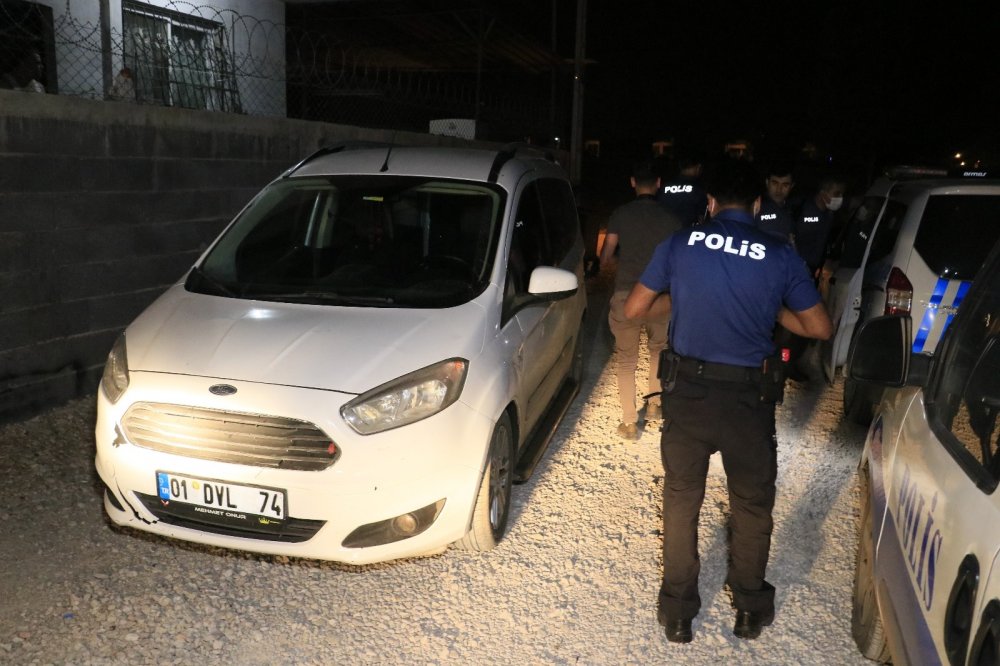 Açık bagajda silahlı kavgaya giderken polise denk geldiler