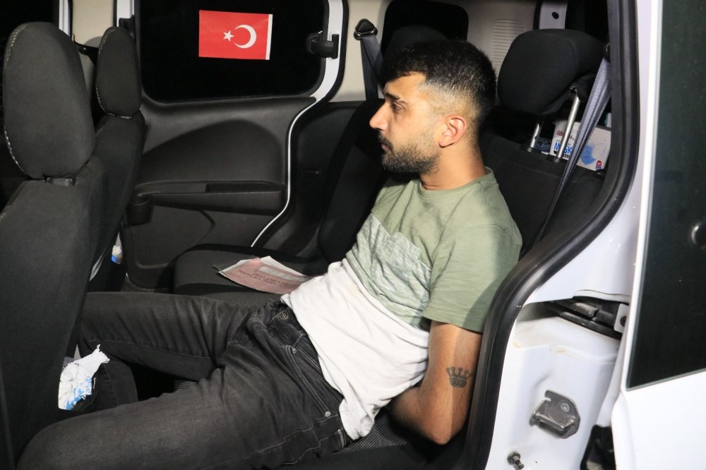 Açık bagajda silahlı kavgaya giderken polise denk geldiler