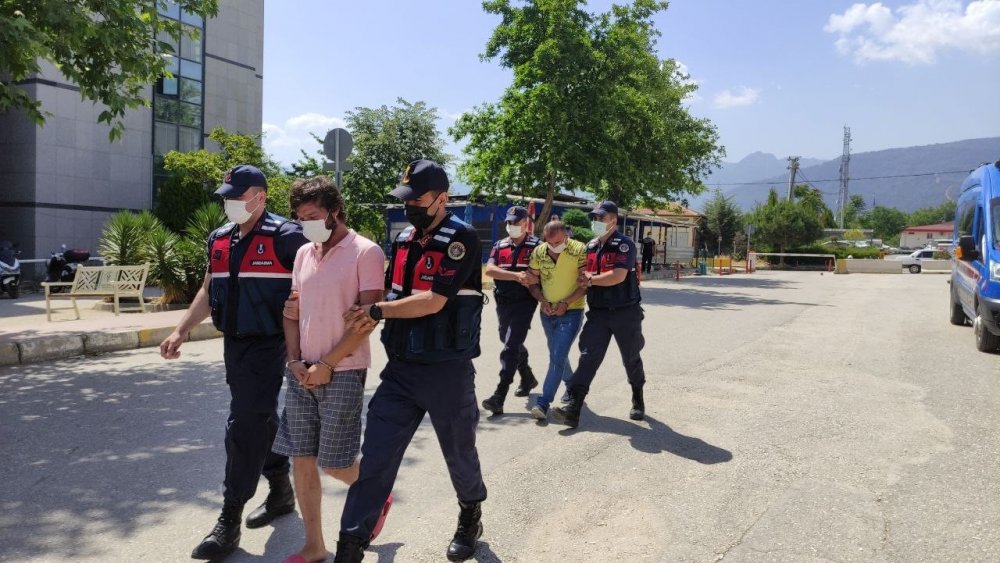 İş adamlarına şantaj yapan çete serbest kaldı