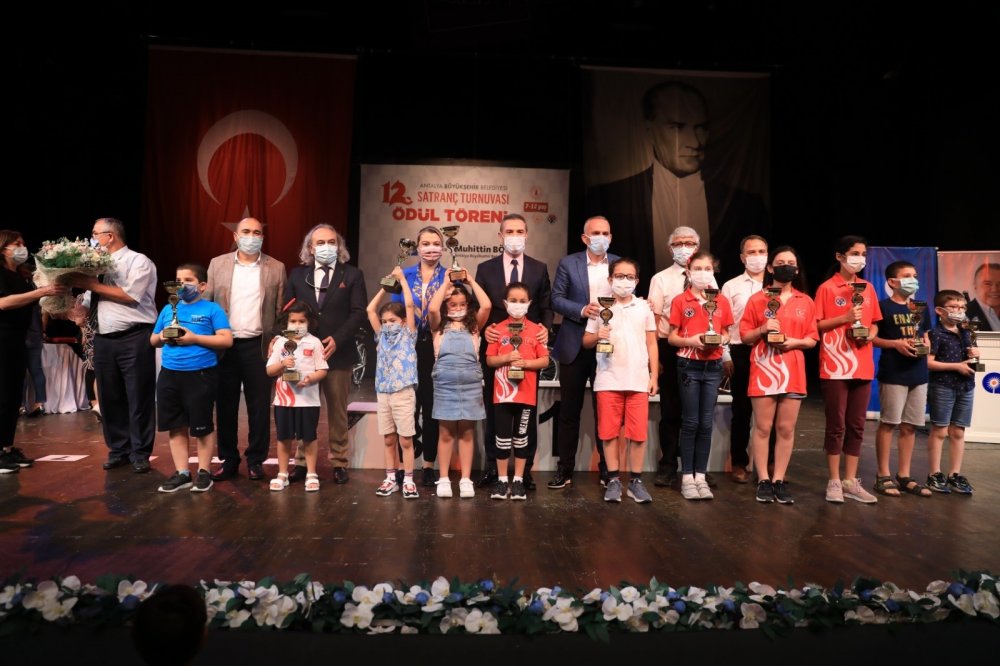 Antalya'da spor günü! Satranç şampiyonları ödüllerini aldı