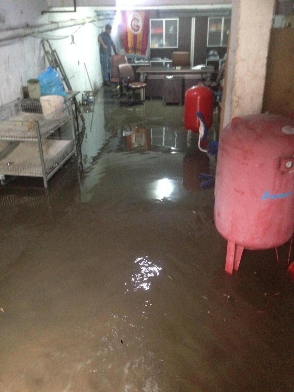 Ankara'da sağanak sonrası su baskınları oluştu