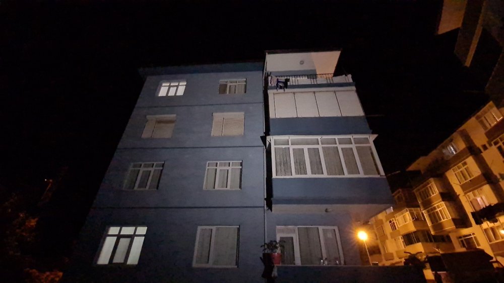 Apartmanın son katından düşen 4 yaşındaki kız çocuğu ağır yaralandı