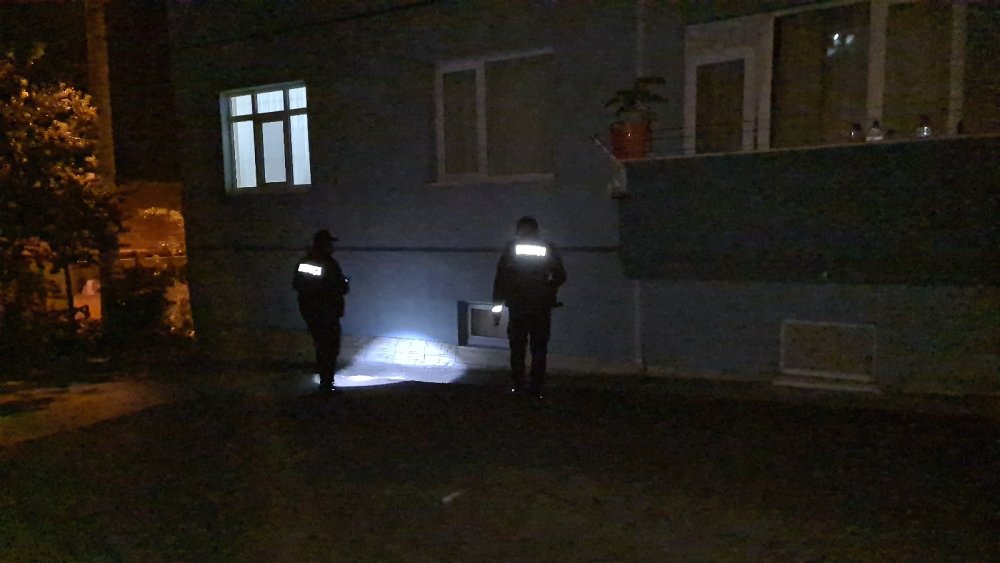 Apartmanın son katından düşen 4 yaşındaki kız çocuğu ağır yaralandı