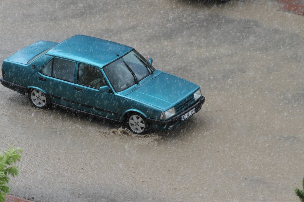Kuraklıkla kavrulan Konya'nın bir ilçesi yağmurdan nasibini aldı!