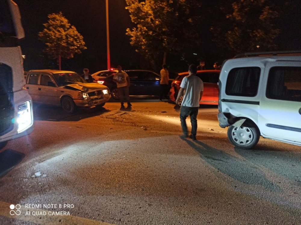 Ankara’da kaza nedeniyle yavaşlayan trafikte 3 araç daha birbirine girdi!