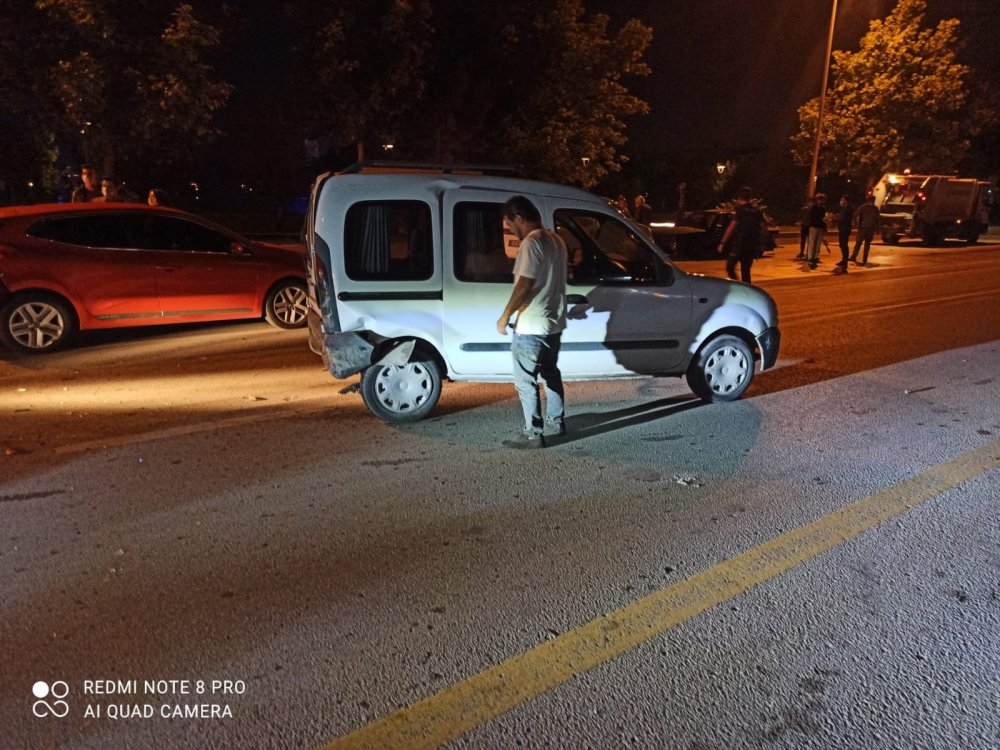 Ankara’da kaza nedeniyle yavaşlayan trafikte 3 araç daha birbirine girdi!